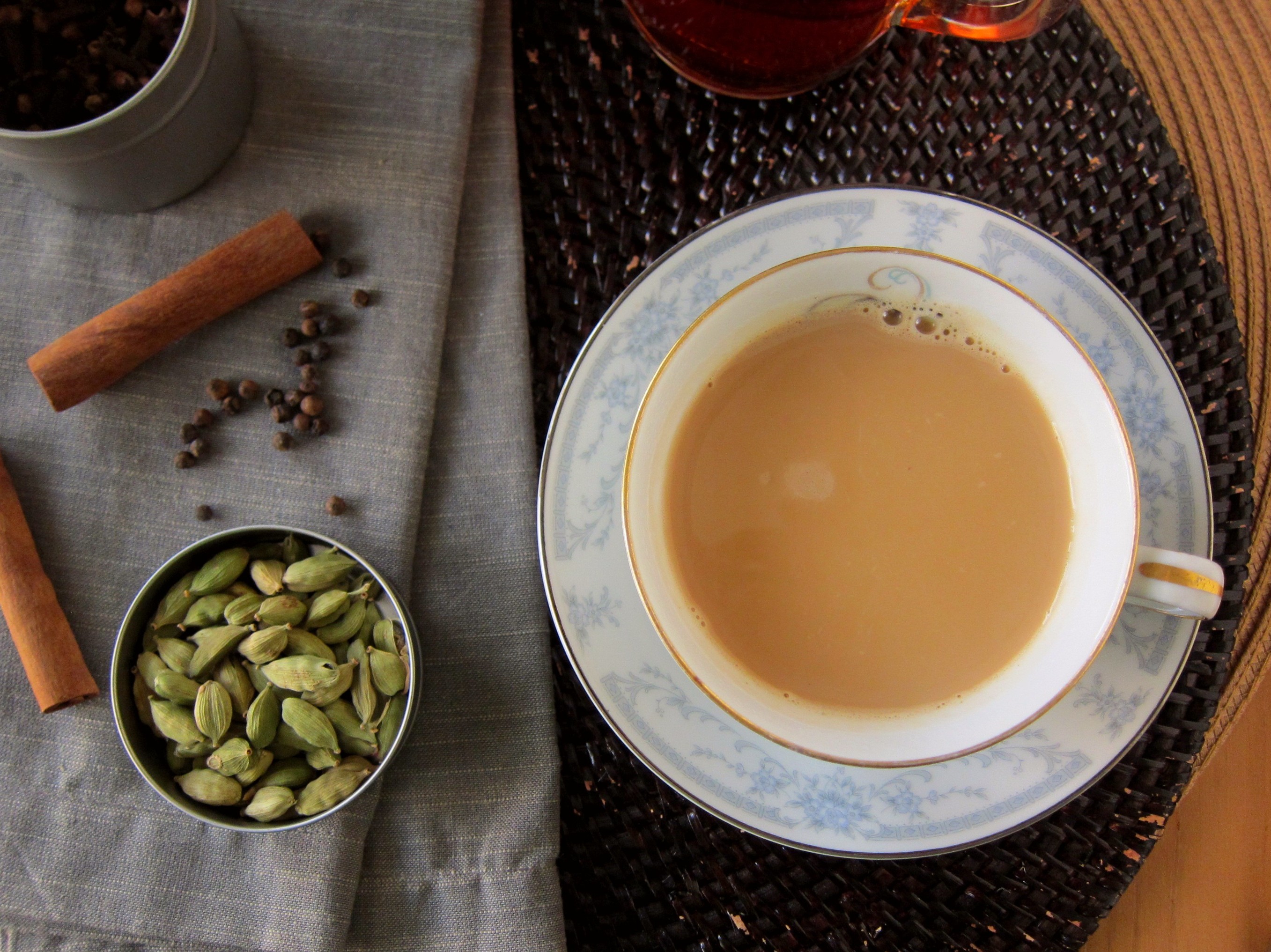 Масал чай как приготовить. Индийский чай с кардамоном. Кардамон кофе с кардамоном. Масала чай. Чашка кофе с кардамоном.